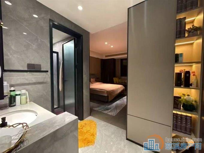 鸣北小区
面积152平，凤凰楼层178万