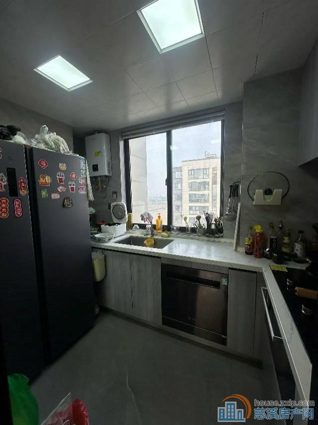 珑玥府凤凰层通地下室精装112平可读书