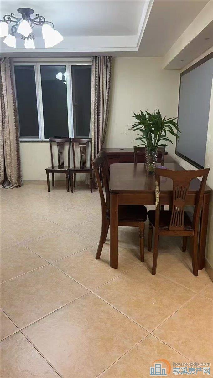 电梯房三室  3000/月