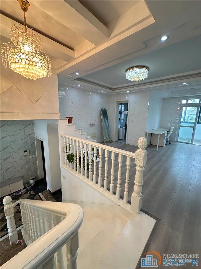 天赐家园复式三层 220万 送车位 精装