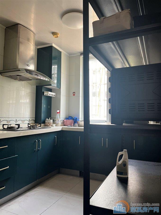 万江华庭二楼130平三室二卫2600元