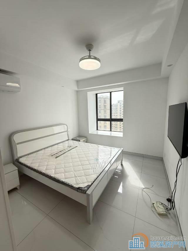 观湖佳苑90平两室东边套2800元