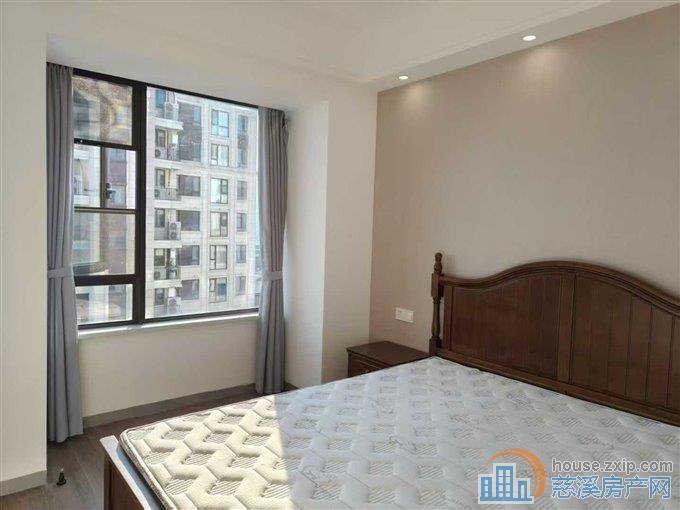 中海湖心半岛130平精装四室二卫5700