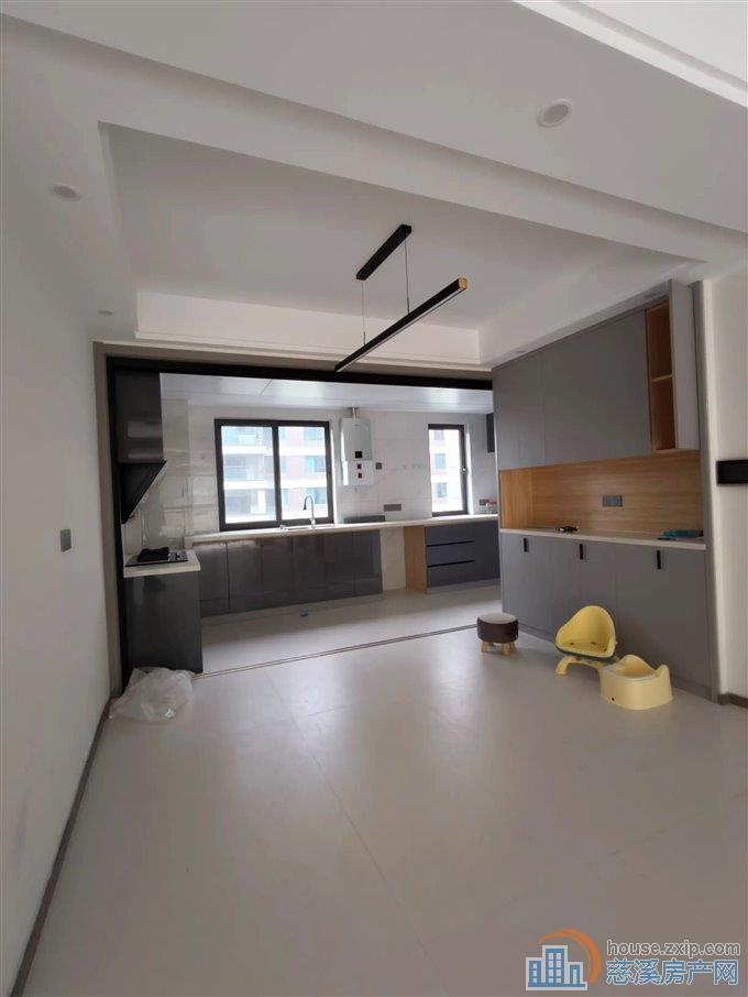 银杏小镇127平139.8万精装修三居室