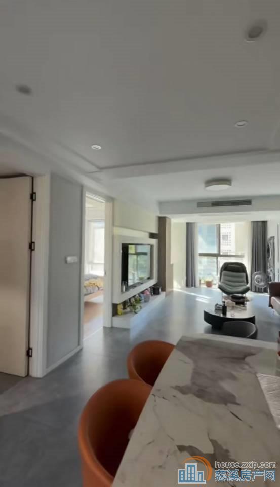 星光家园婚装87平架空层一间