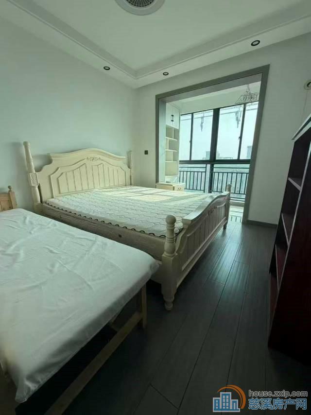 人和家园精装2500包物业➕车位2室