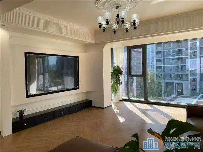 天钻花苑176平方新装一口价298万