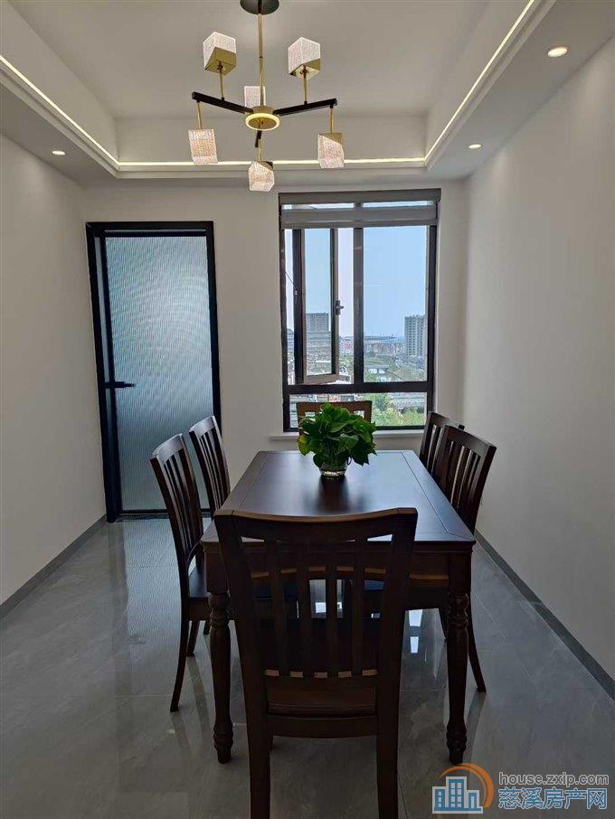 中海湖心半岛130平精装四室二卫5700