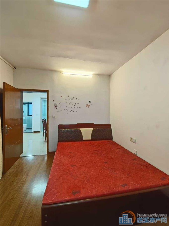 金山新村3楼两室精装1800直接房钥匙在