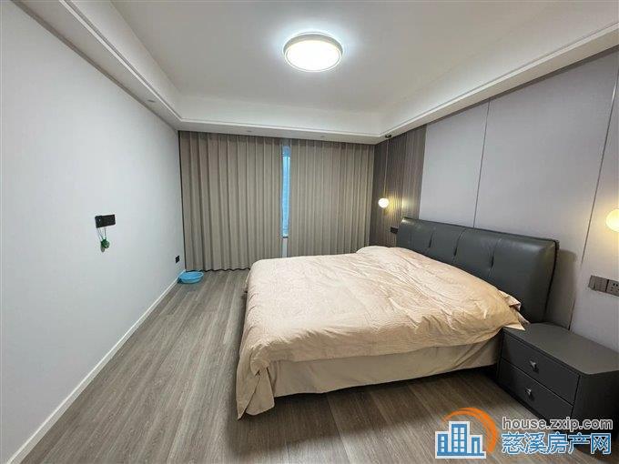 智慧谷 142平 新装 带车位260万