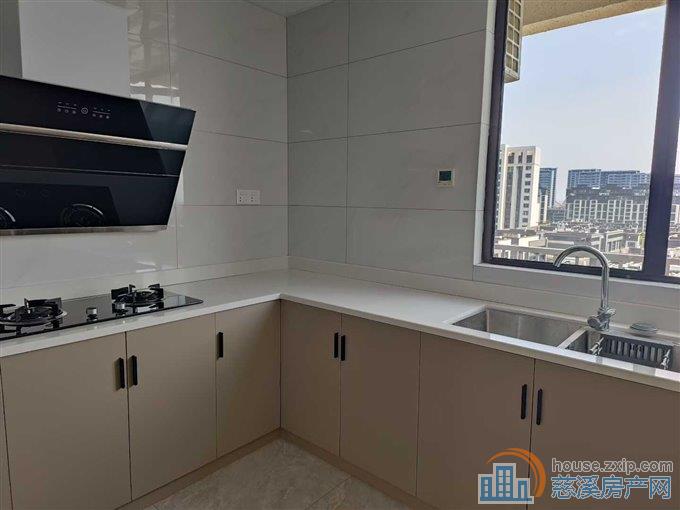 中海湖心半岛130平精装四室二卫5700