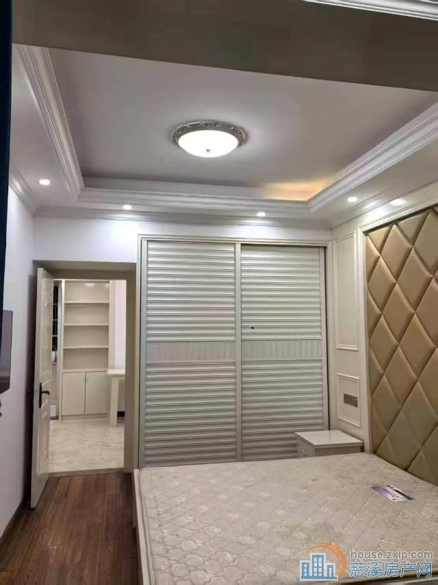 出租金山新村2楼新装修二室2300元