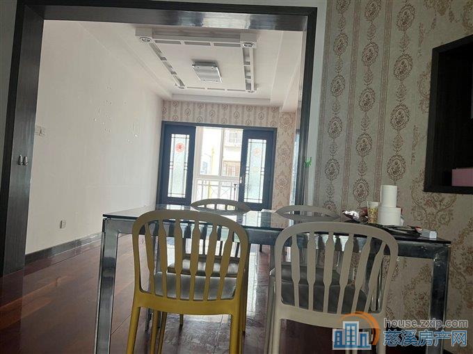 万江华庭二楼130平三室二卫2600元