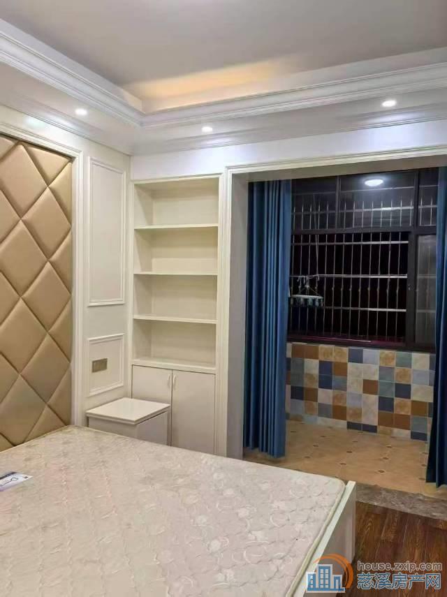 出租金山新村2楼新装修二室2300元