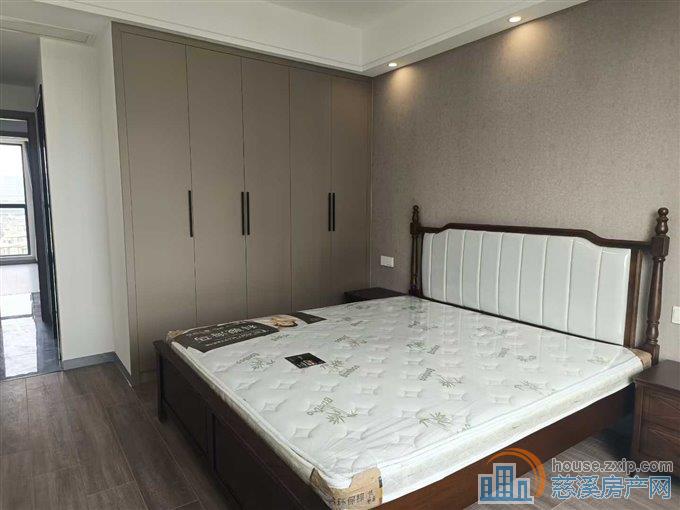 中海湖心半岛130平精装四室二卫5700