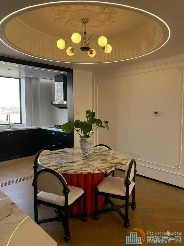 天钻花苑176平方新装一口价298万