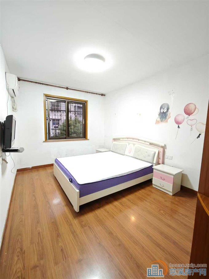 金山新村3楼两室精装1800直接房钥匙在