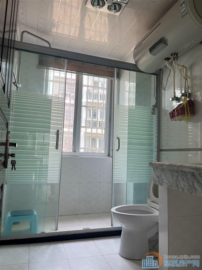 万江华庭二楼130平三室二卫2600元