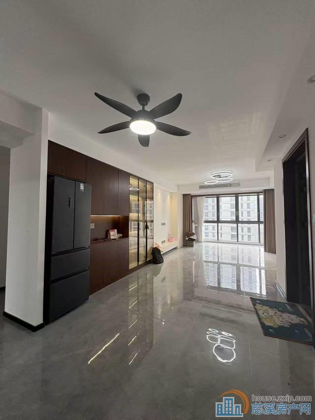 泊蔚里130平精装带车位好楼层满2年