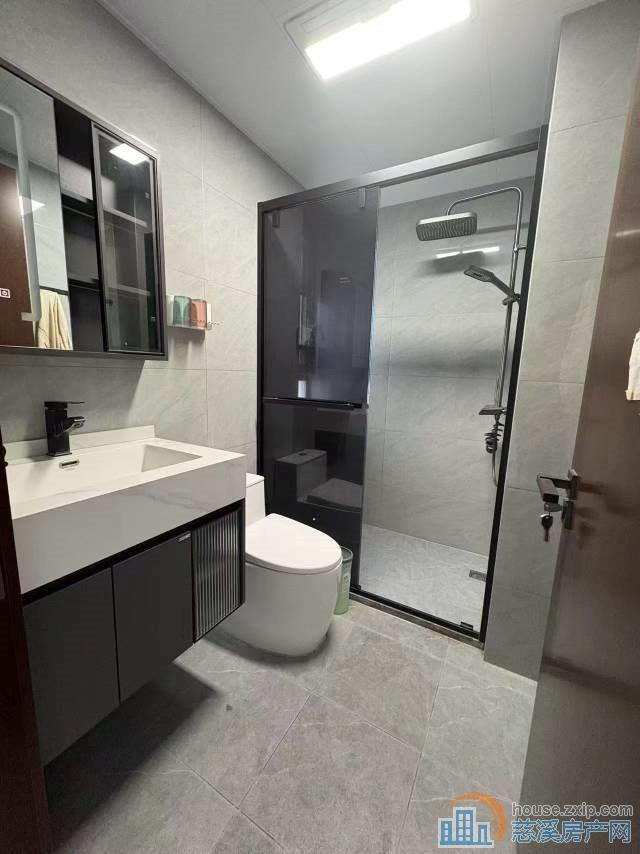 泊蔚里130平精装带车位好楼层满2年