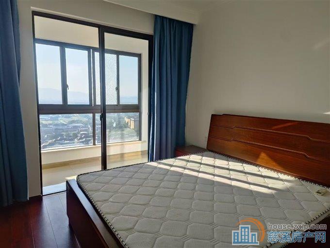 峙山庄园130平精装三室二卫3200元