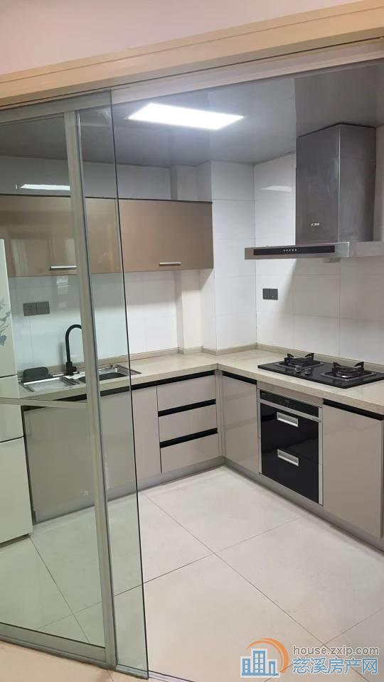 和润公寓全新装修1700元