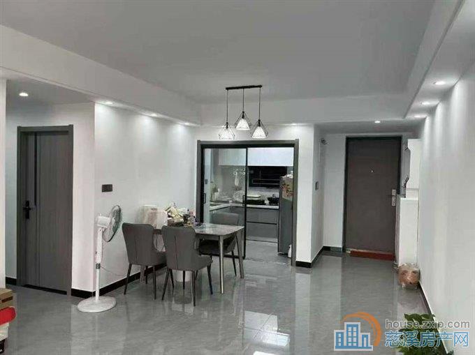 江滨江岸臻园高楼层143平精装168万