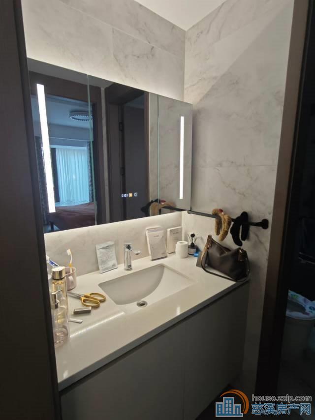 蔚蓝云图一楼70平精装2室87万未2年