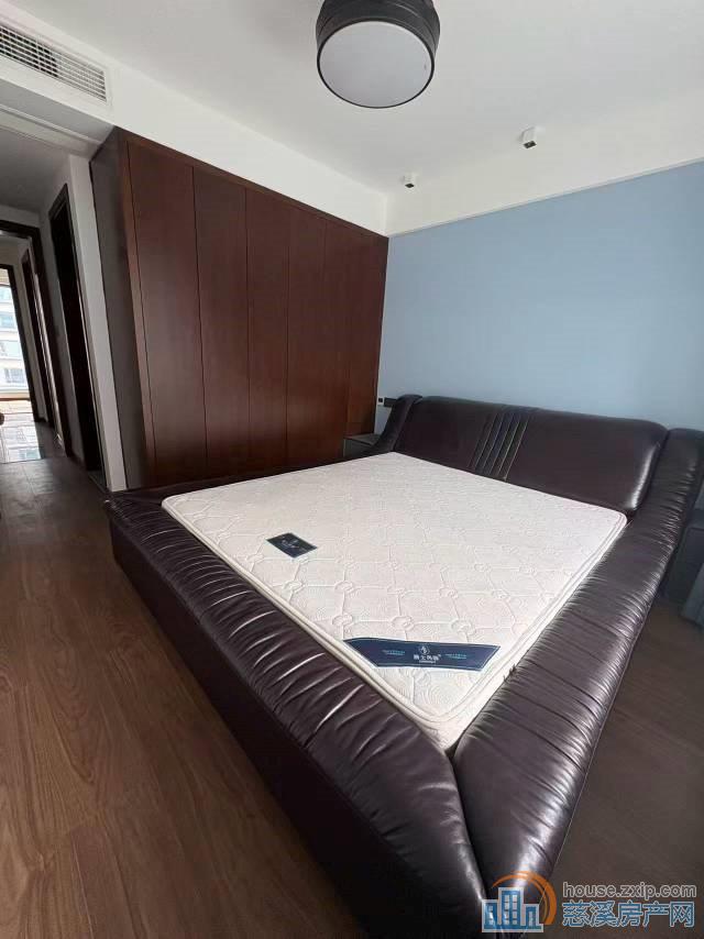 泊蔚里130平精装带车位好楼层满2年