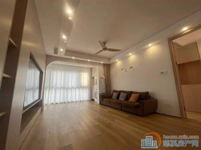 珑玥府112平精装朝南三室满两年192万