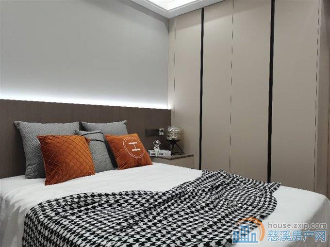 新潮塘南苑精装89平车位一间储藏室