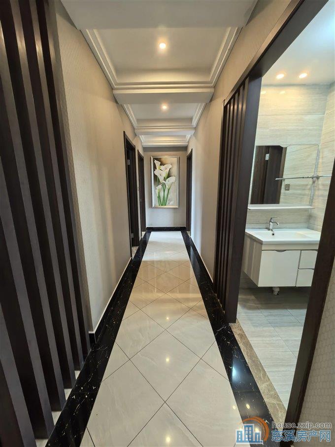 金地鸿悦156平，精装修220万