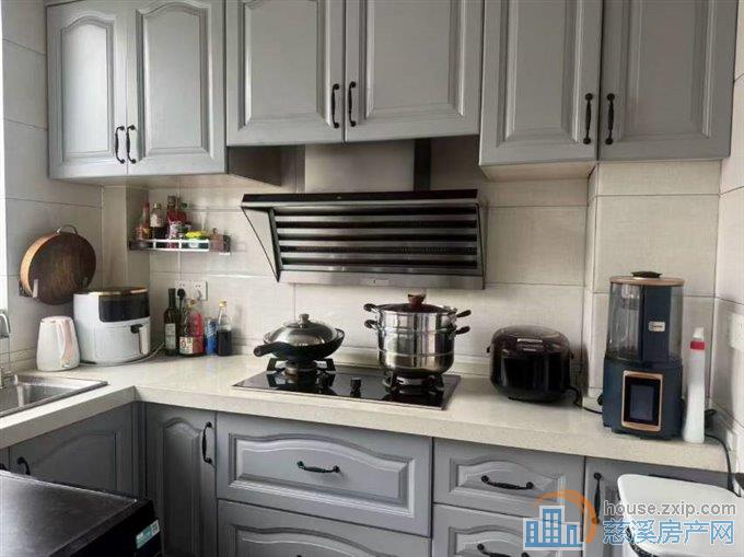 新潮塘南苑好楼层四间朝南车位储藏间精装