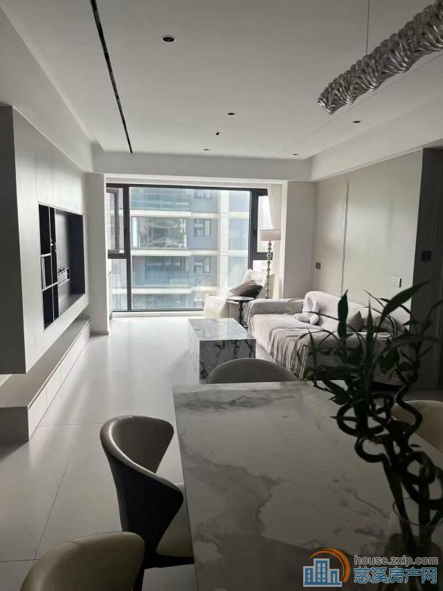 银泰附近江滨之城143平豪装带车位