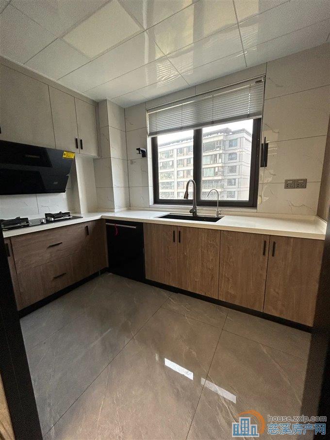 保利银杏小镇127平148万精装修