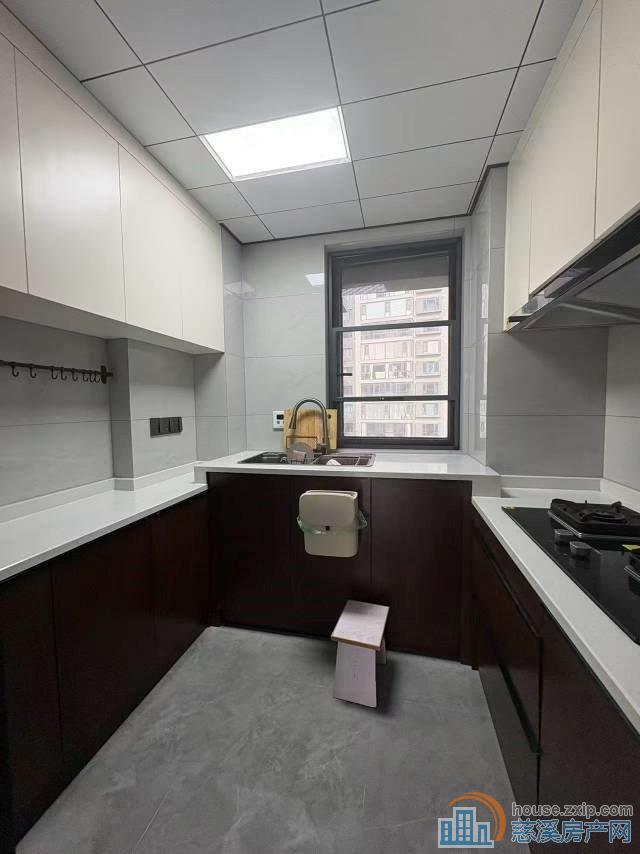 泊蔚里130平精装带车位好楼层满2年