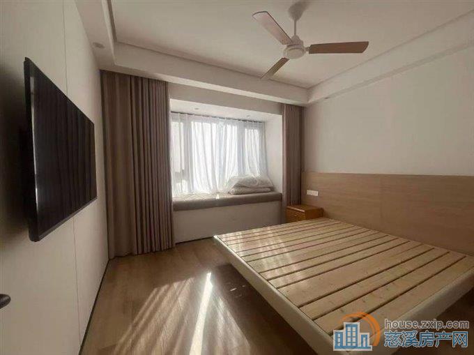 珑玥府112平精装朝南三室满两年192万