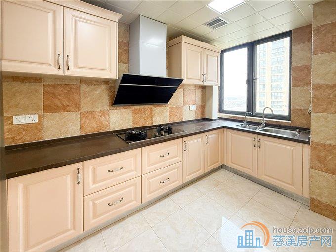 界牌新村138平145万送车位精装修