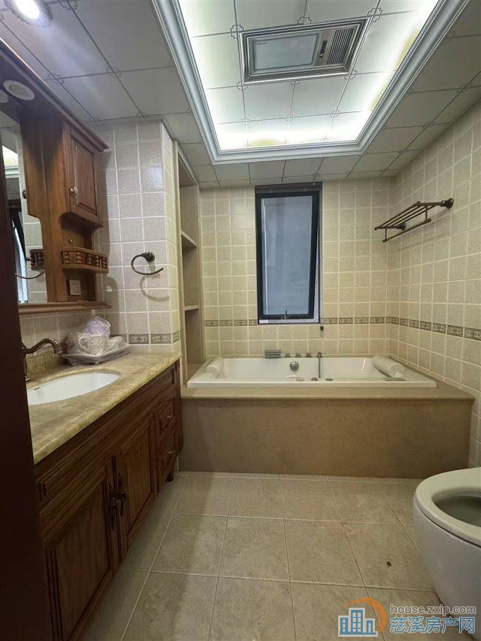 出售财富中心带产权车位豪华装修楼层好