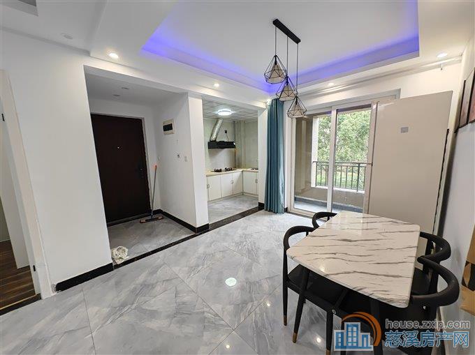 金仕华庭  三室   2600/月