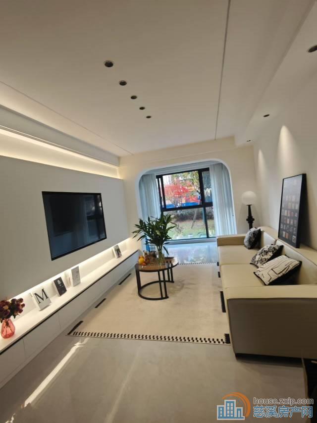 蔚蓝云图一楼70平精装2室87万未2年