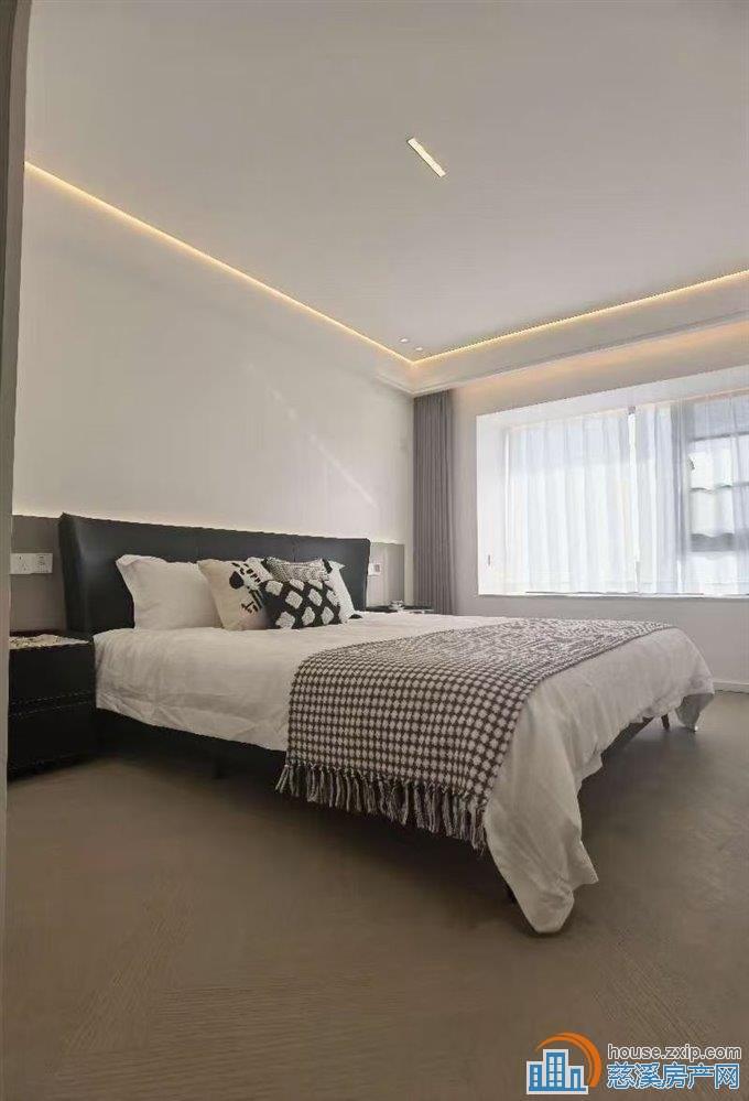 云逸里高层143平238万带两车位豪装