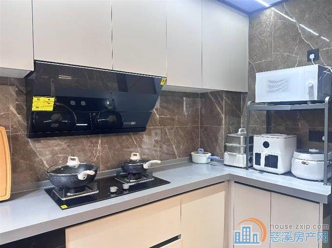 佳洲锦苑143平方精装中间楼层190万