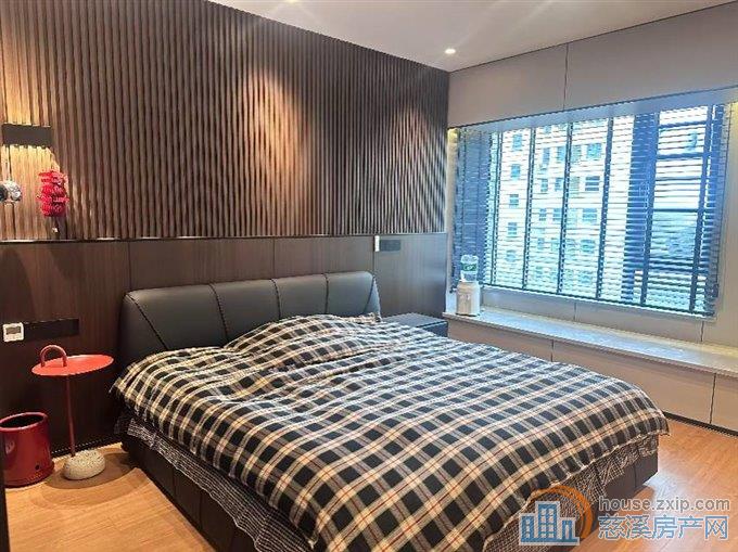 佳洲锦苑143平方精装中间楼层190万