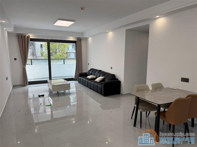 湖樾云著130平三室精装  3300/月