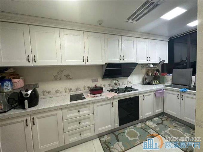 保利一期君悦湾139平顶楼豪装130万