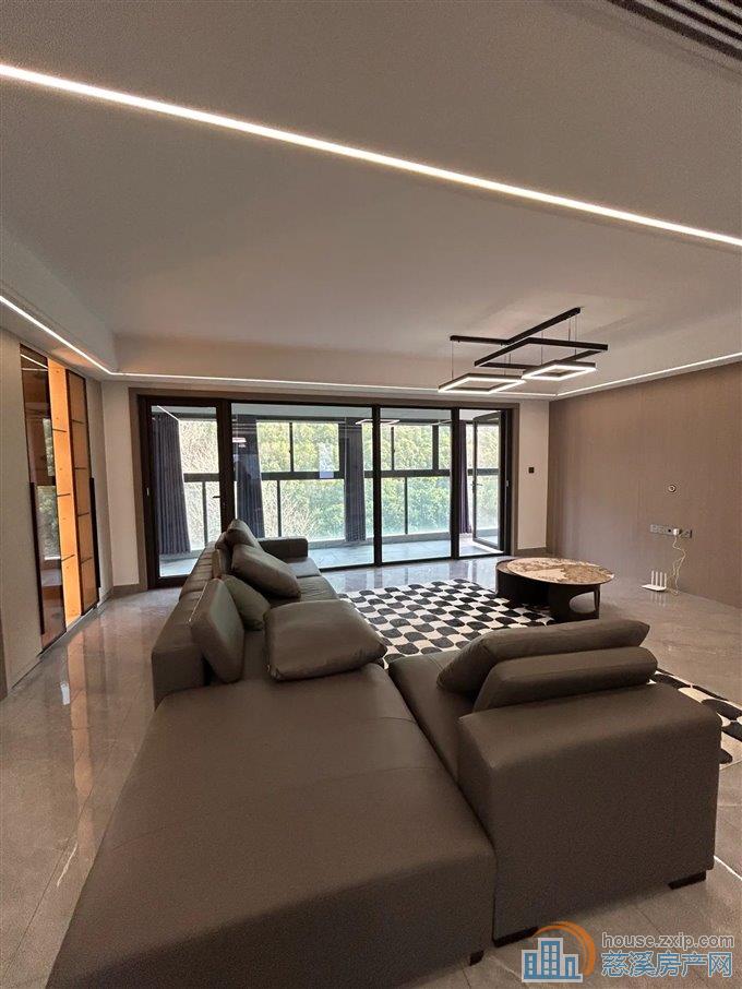 保利银杏小镇127平148万精装修