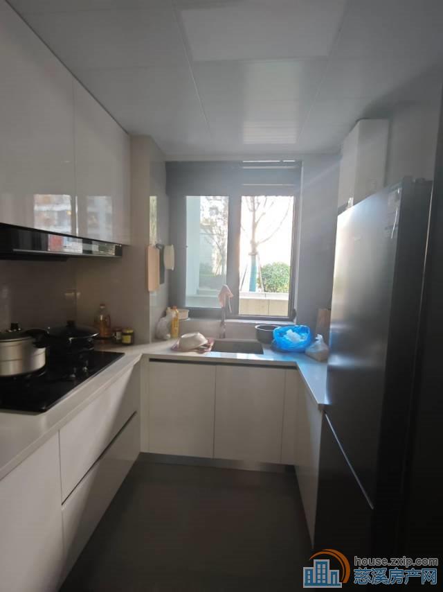 蔚蓝云图一楼70平精装2室87万未2年