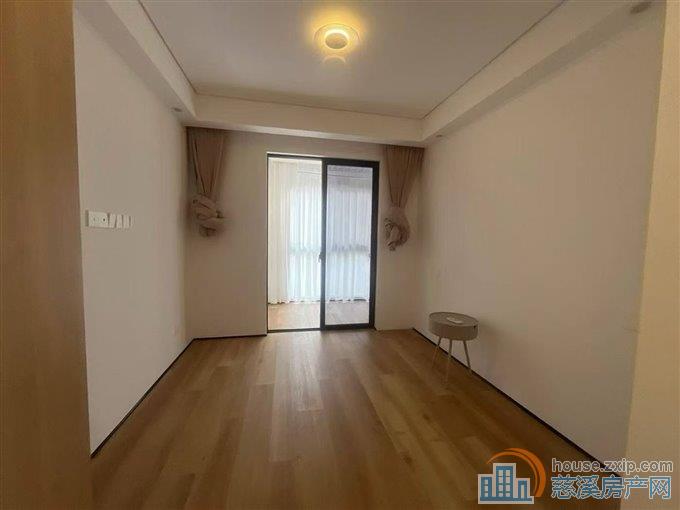 珑玥府112平精装朝南三室满两年192万