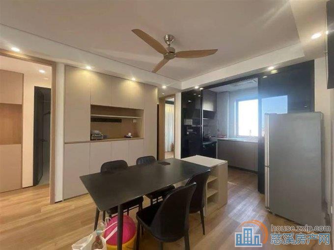 珑玥府112平精装朝南三室满两年192万